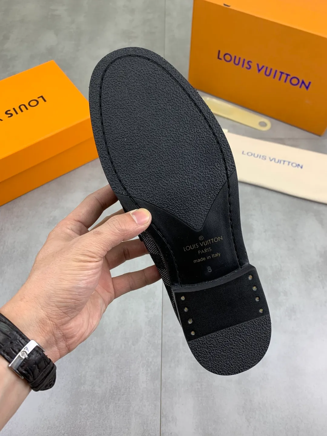 Men's men's shoes 💰P520 New style 💶[LOUIS VUITTON] Water-dyed Niuli Original order New style 🍀LV Louis Vuitton *——Top version of LV classic leather shoes! Made of imported original calfskin, original leather side strips and wear-resistant high-end rubber outsole! High quality products! Color: Black optional Size: 39-44 (45 customized)